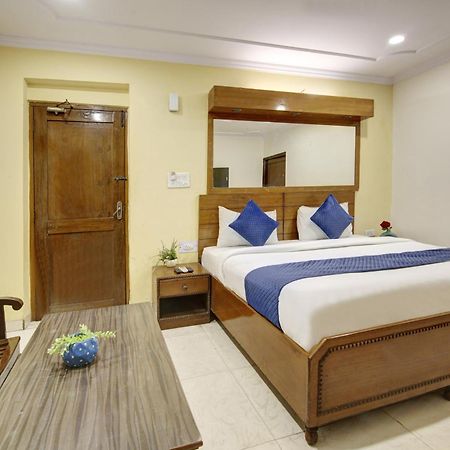Hotel The Eden Park Noida Bagian luar foto