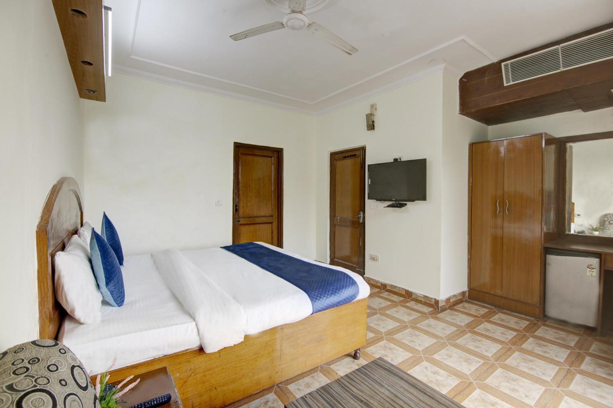 Hotel The Eden Park Noida Bagian luar foto
