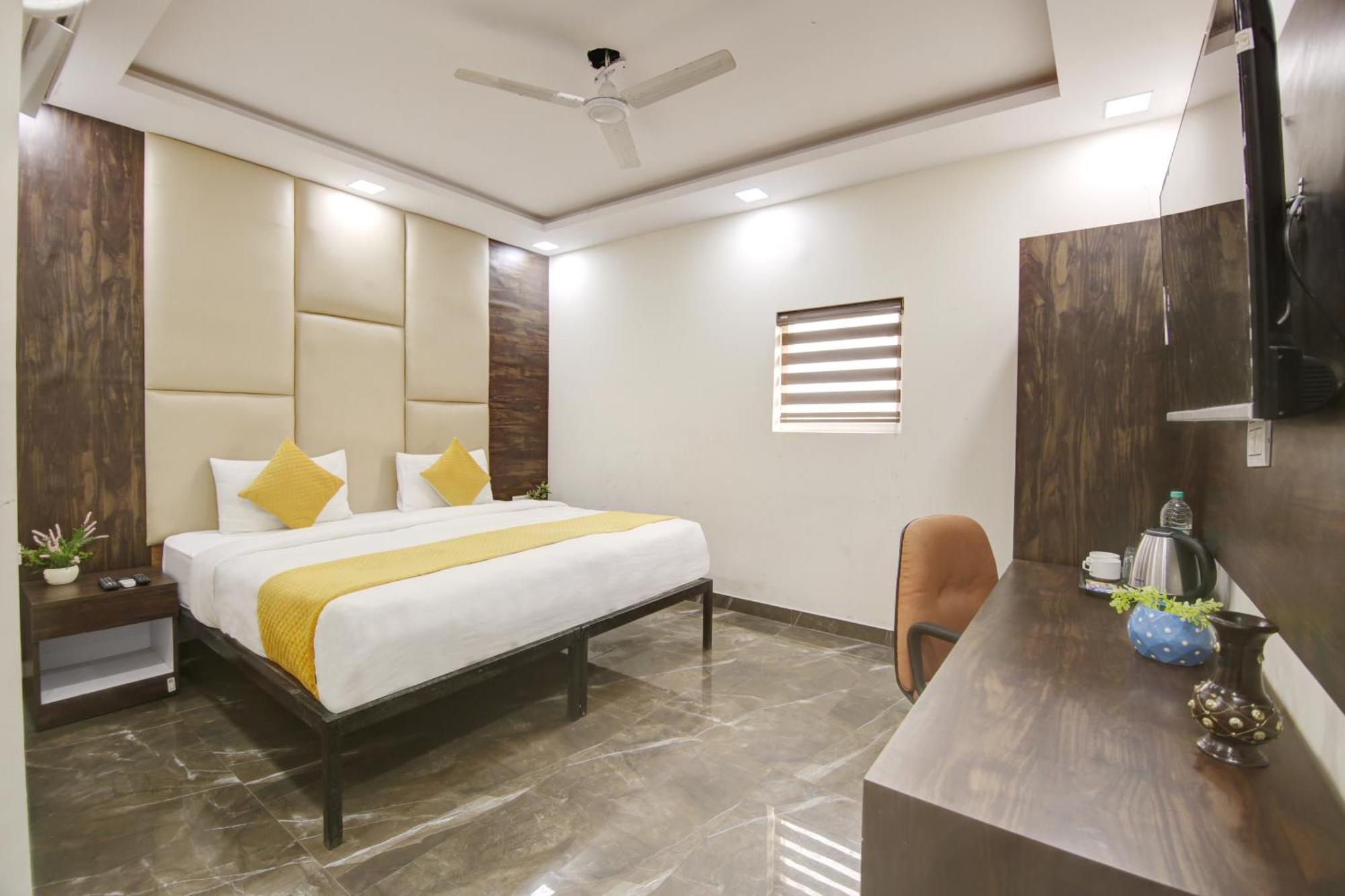 Hotel The Eden Park Noida Bagian luar foto