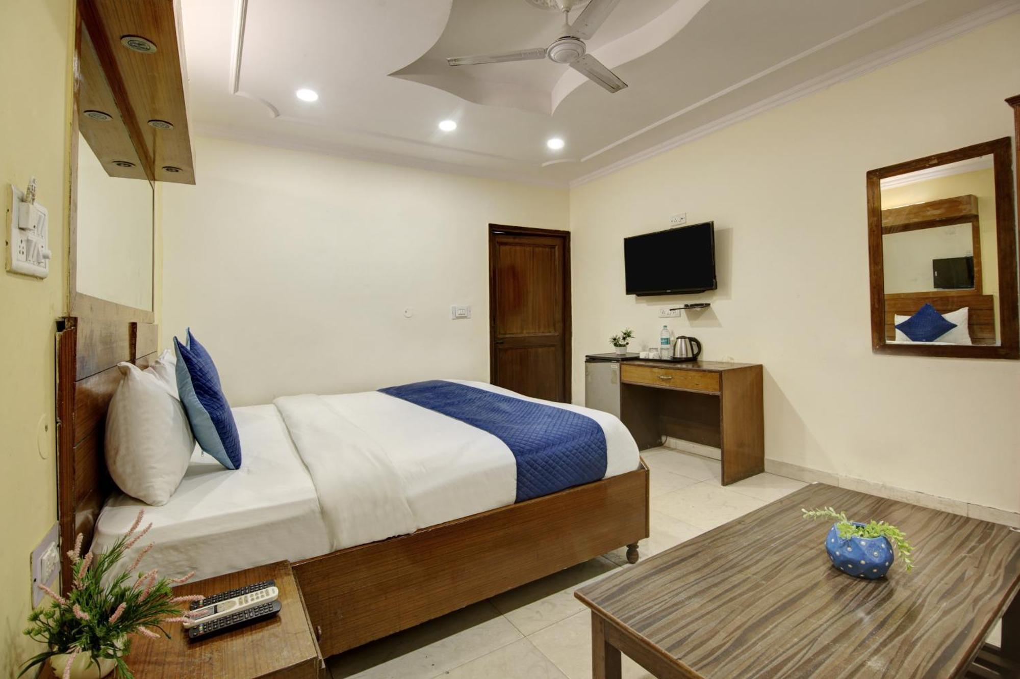 Hotel The Eden Park Noida Bagian luar foto