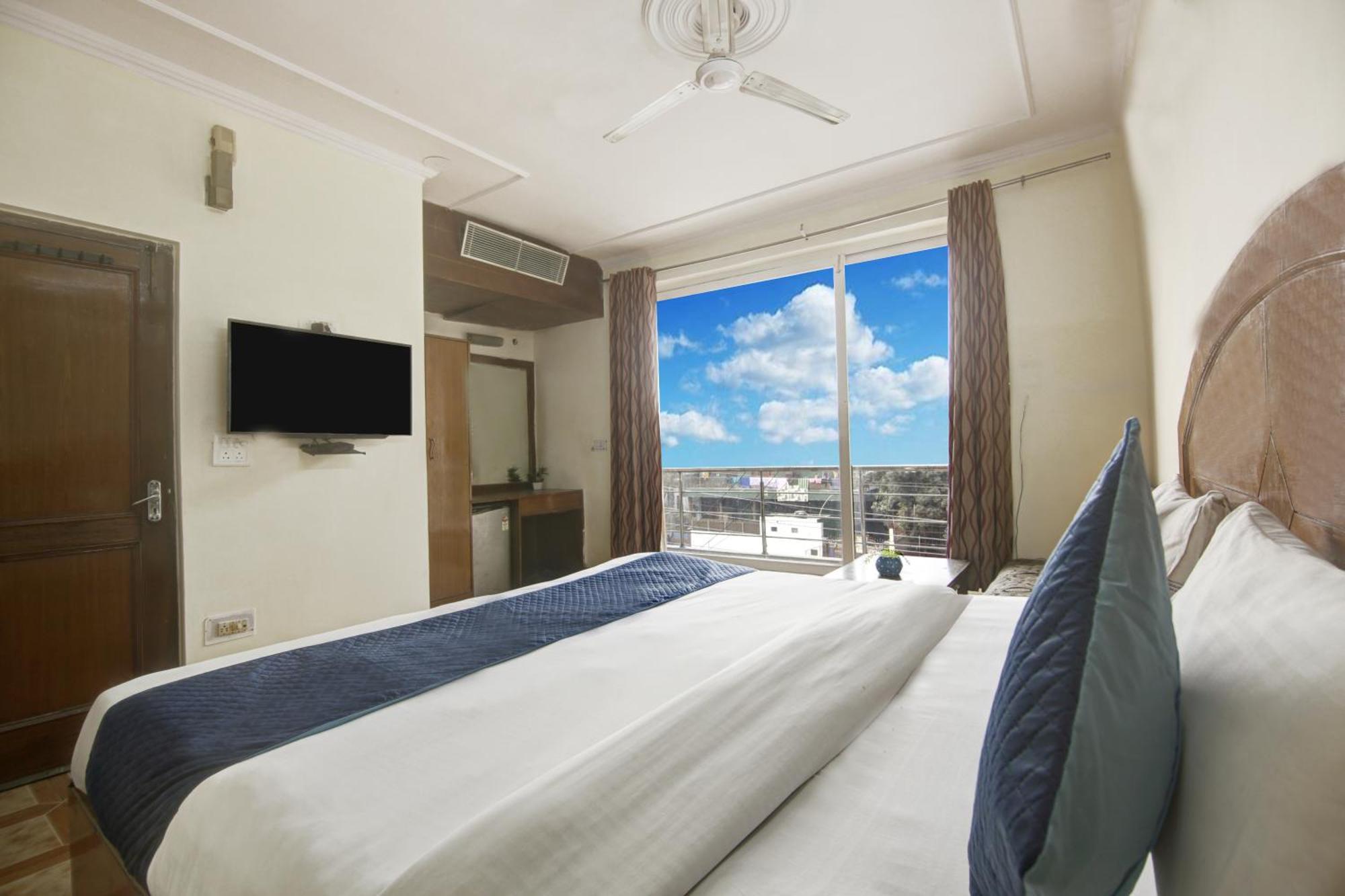 Hotel The Eden Park Noida Bagian luar foto