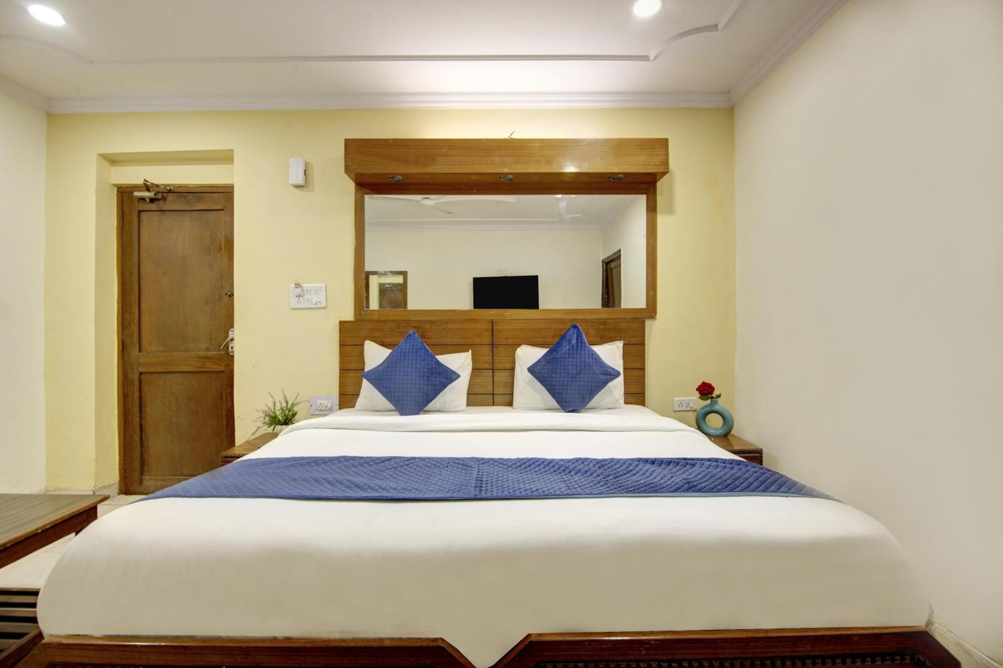 Hotel The Eden Park Noida Bagian luar foto