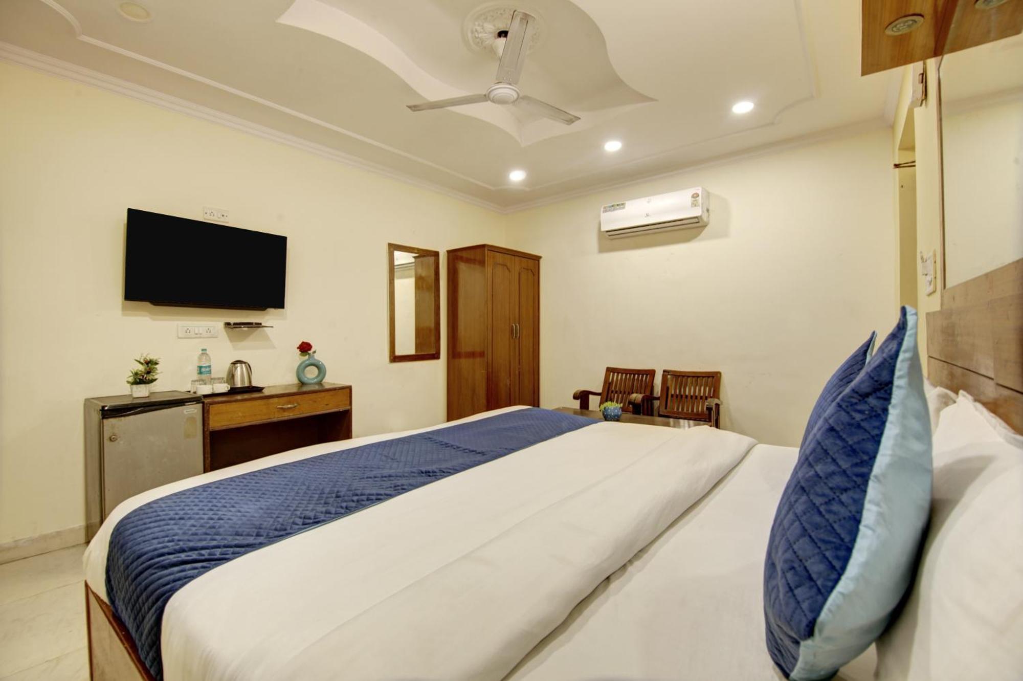 Hotel The Eden Park Noida Bagian luar foto