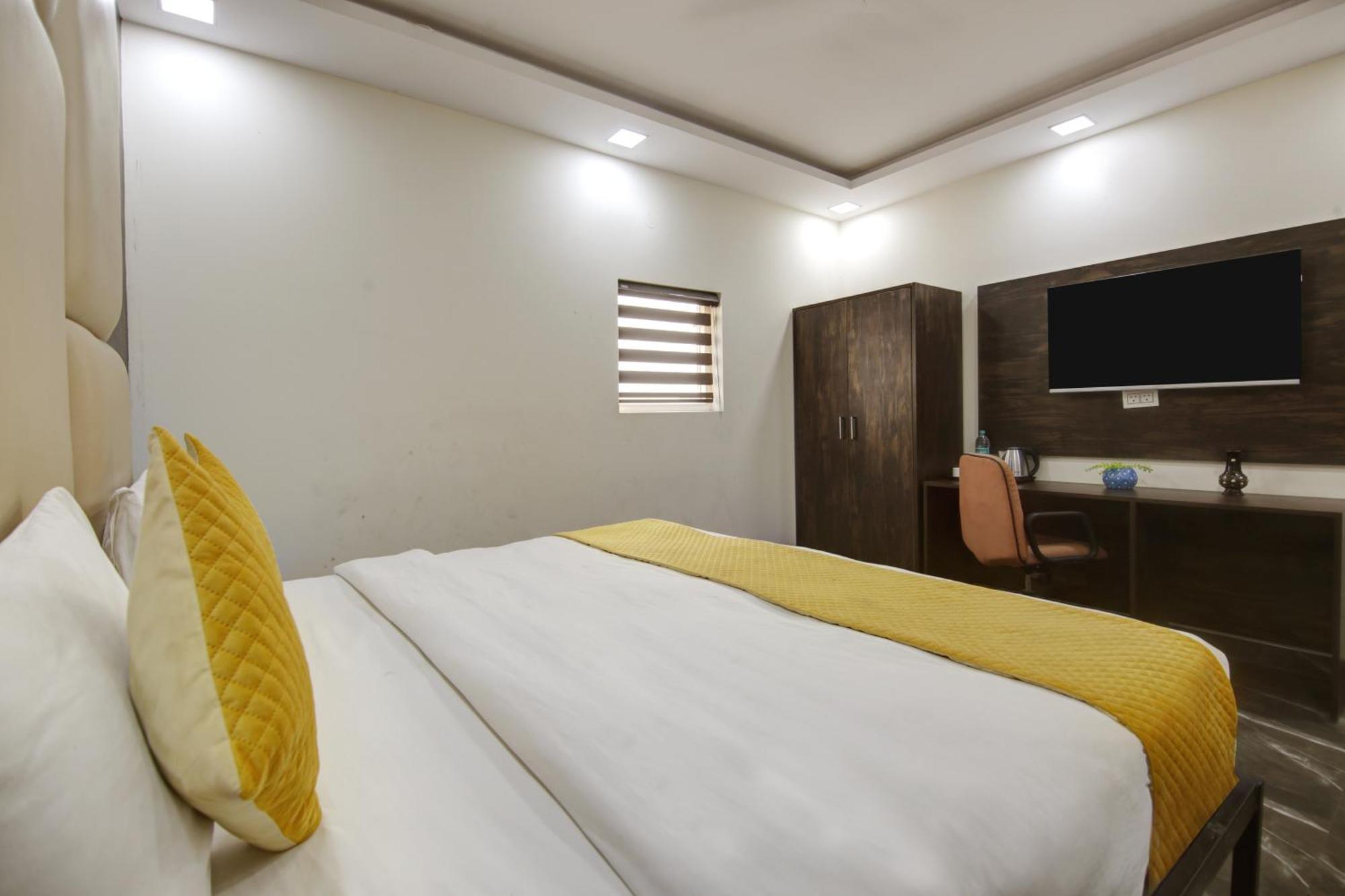 Hotel The Eden Park Noida Bagian luar foto