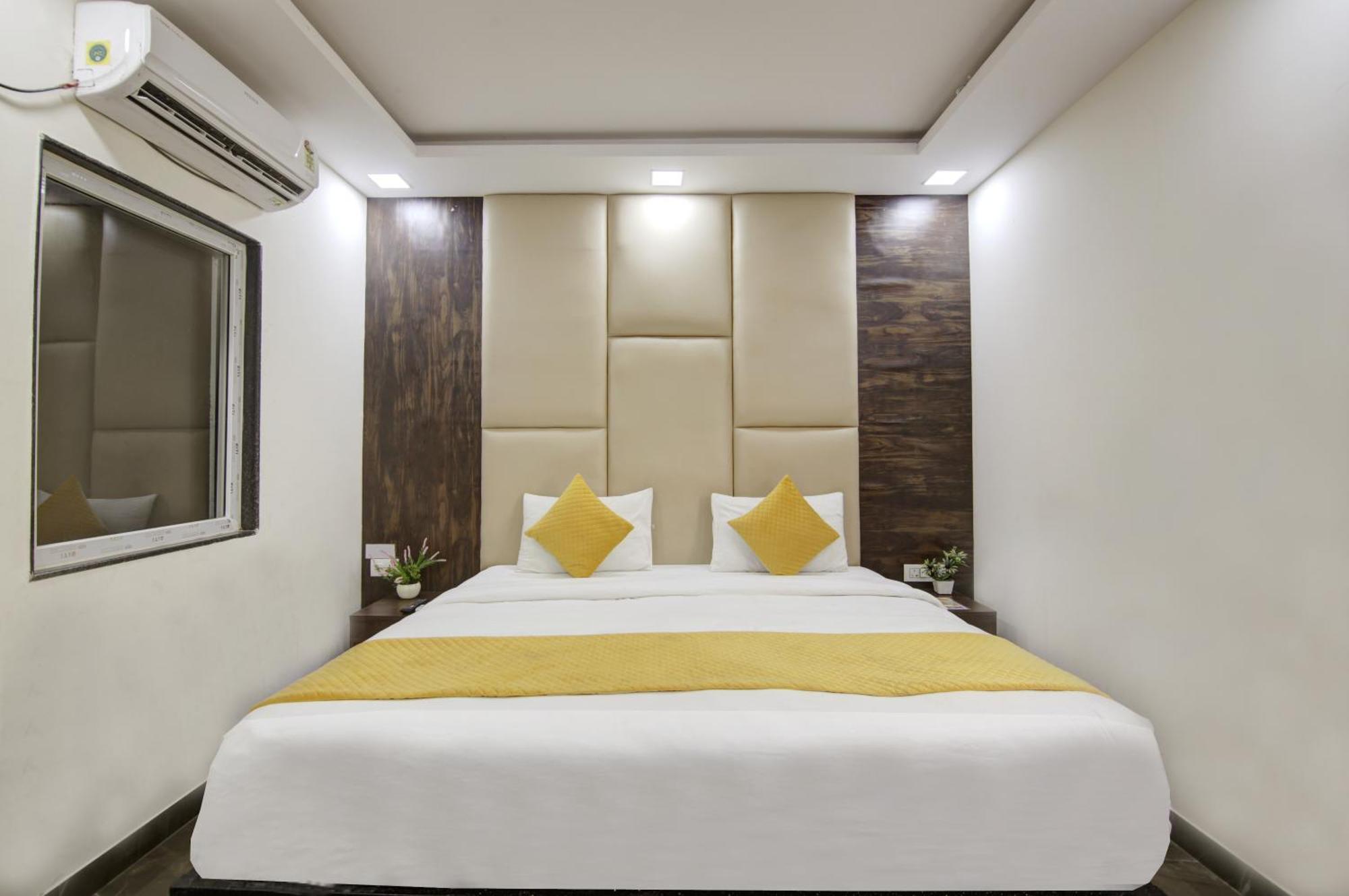 Hotel The Eden Park Noida Bagian luar foto
